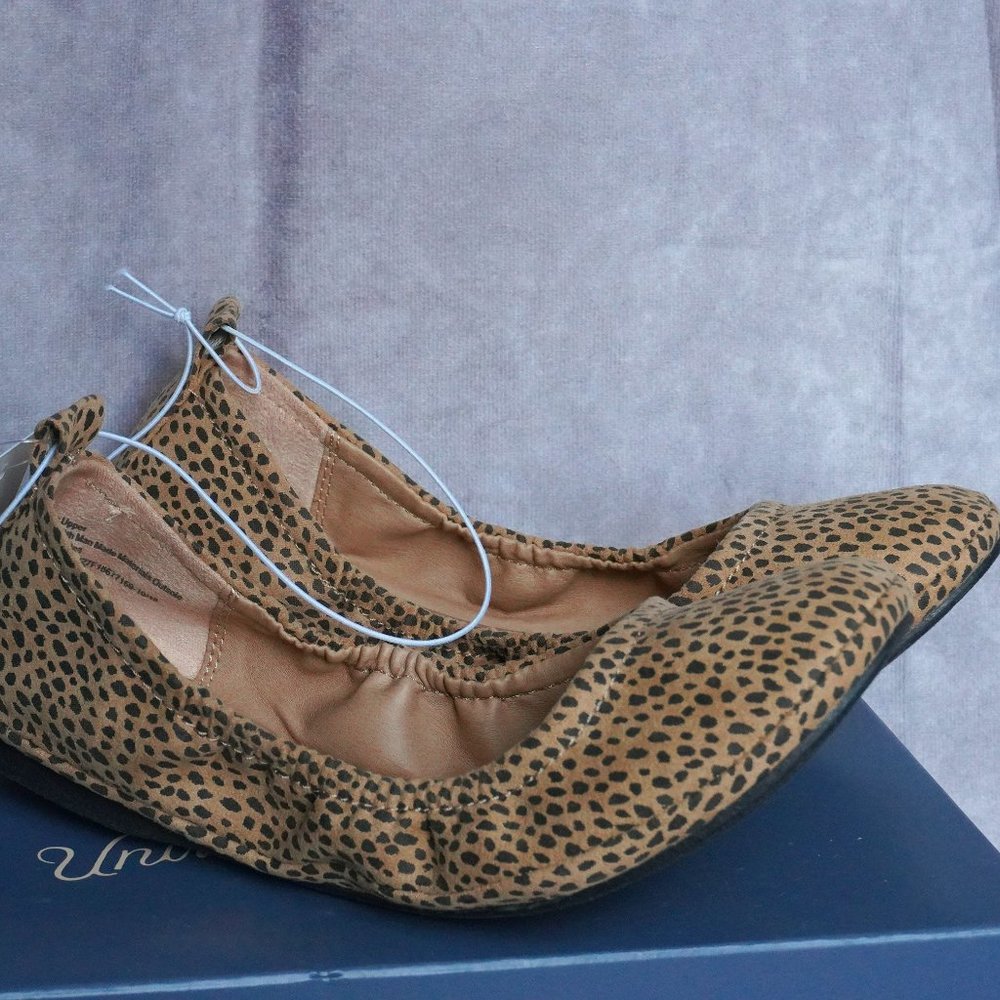 Universal thread Size 7 womens flat shoes